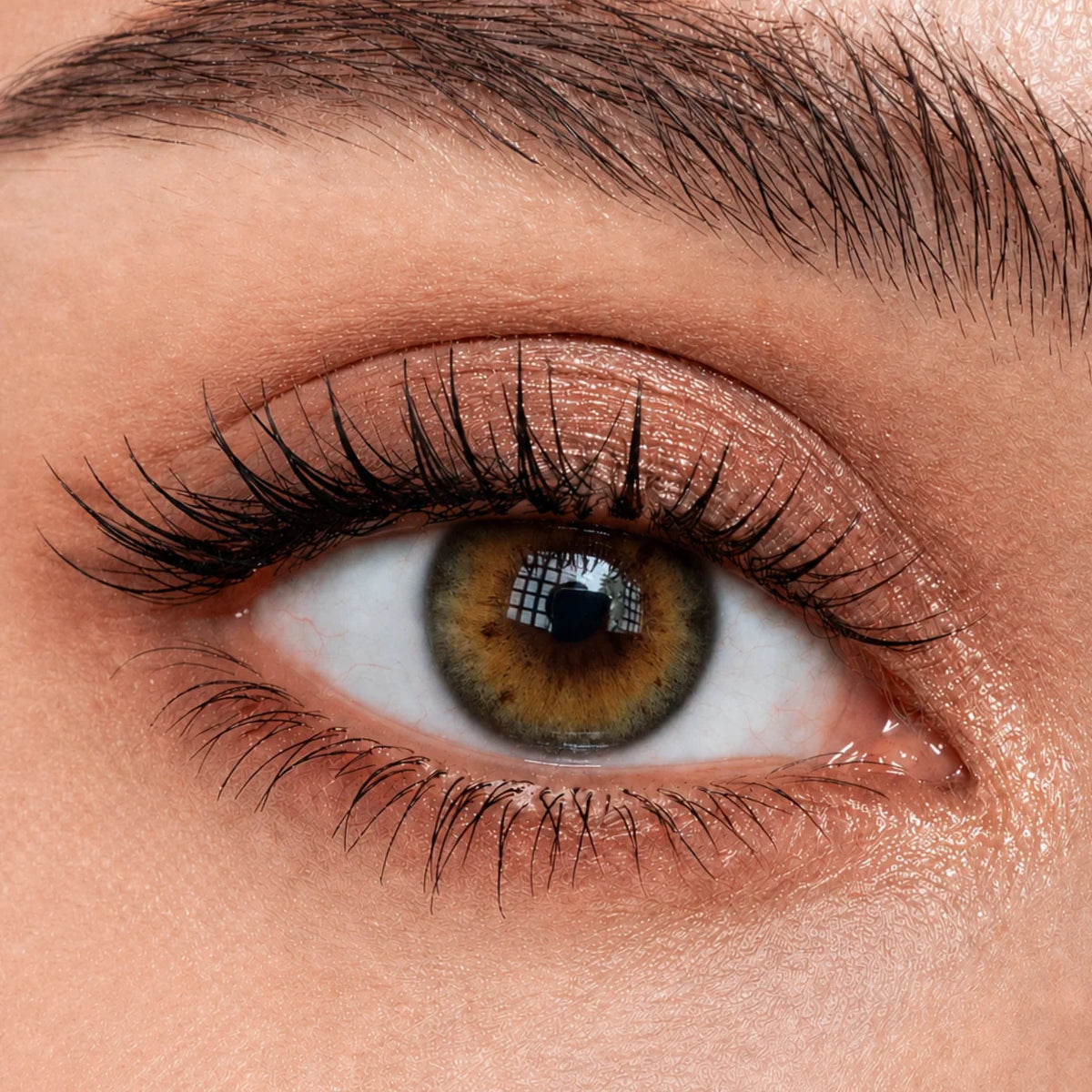 Lente de contato Stunna Kamille em detalhe, efeito natural e realista