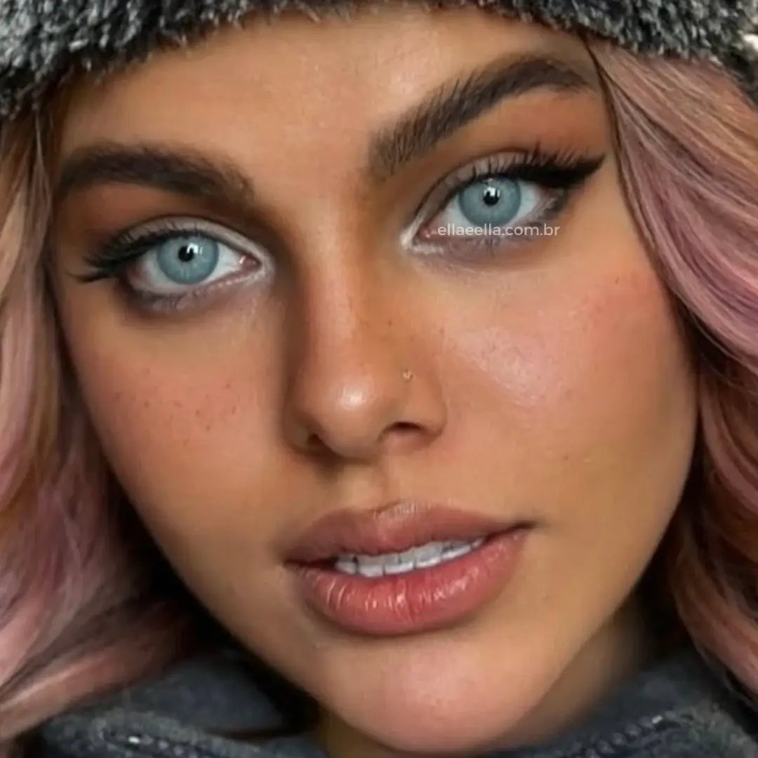 A Chelsea Gray é a lente ideal para quem deseja um olhar claro, marcante e sofisticado, com aquele efeito impactante de olhos acinzentados/azulados. Seu tom gray frio possui acabamento luminoso e elegante, criando uma transformação intensa. Ella&Ella - Le