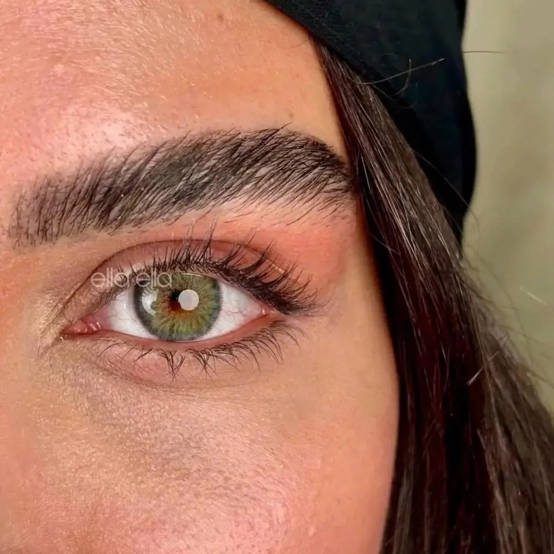 Lente colorida verde oliva com grau e sem grau, pupila reduzida e efeito natural. Lente anual premium com alta cobertura e acabamento sofisticado. Ella&Ella - Lentes De contato Coloridas