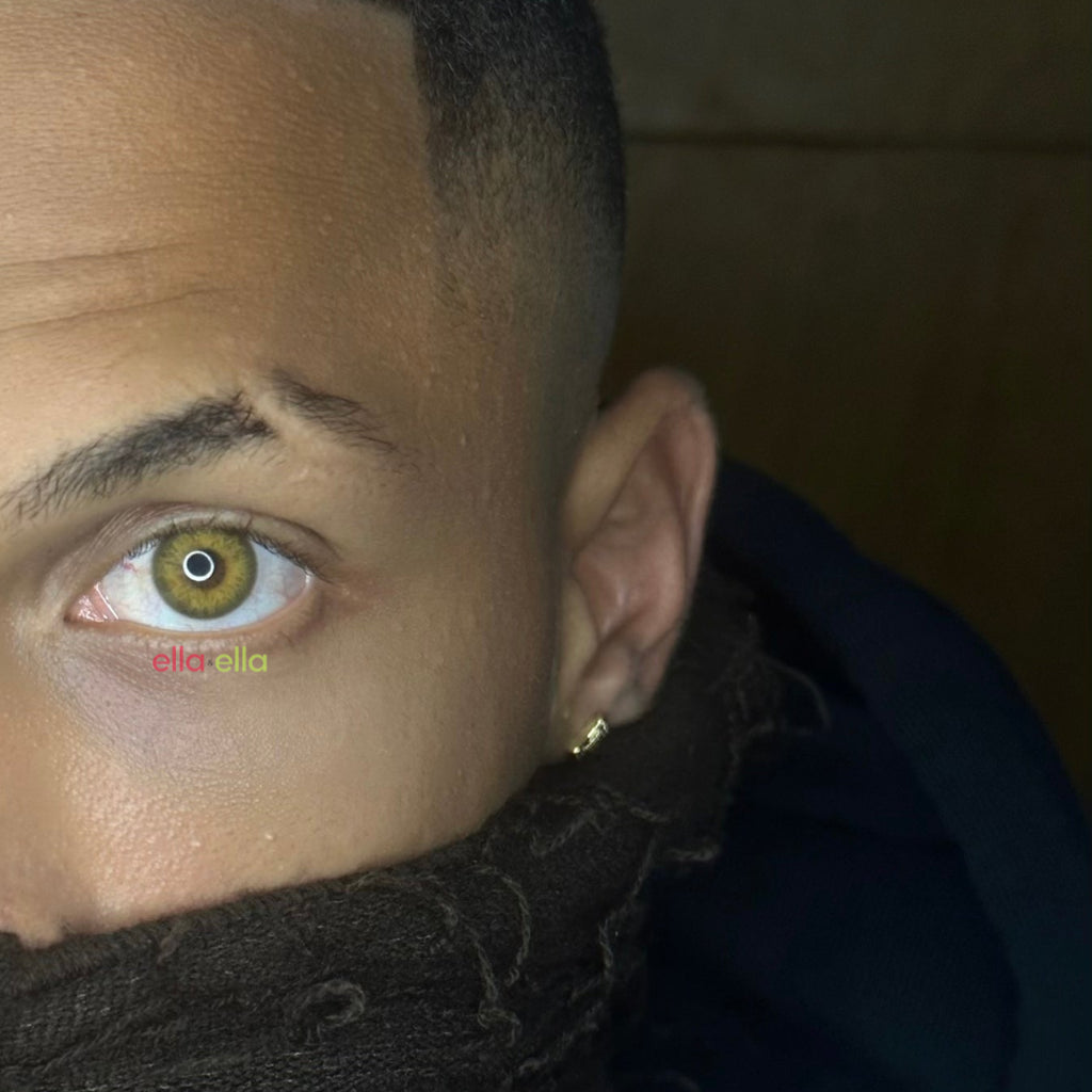 Lente Ella&Ella marrom mel sob luz de estúdio, resultado luminoso e elegante.