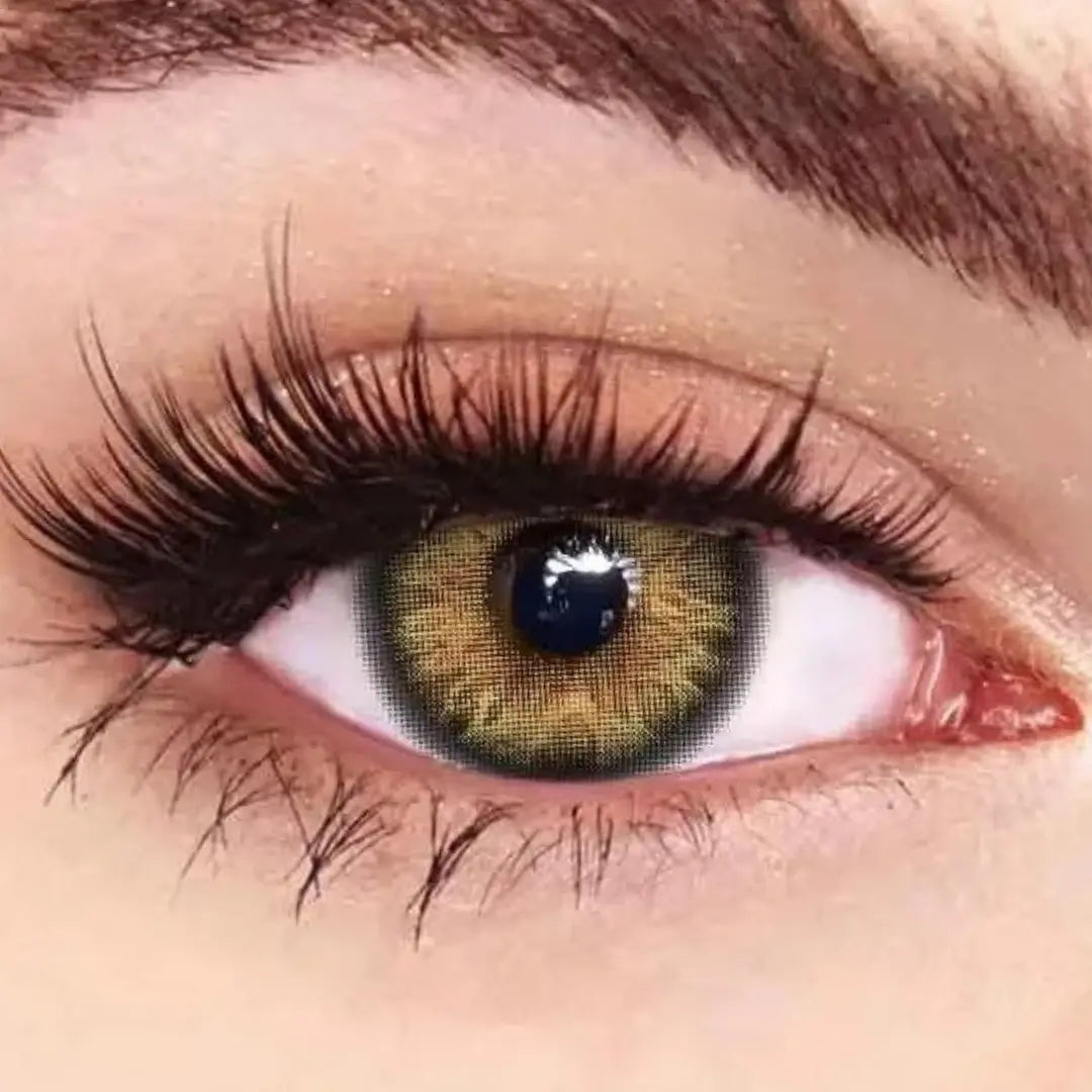 Close do olhar com a lente Ella&Ella marrom mel, realce vibrante e tom quente.