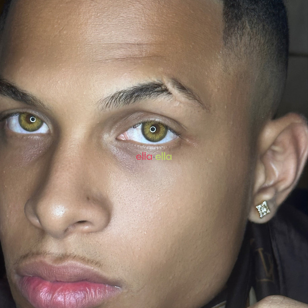 Detalhe da lente colorida Ella&Ella marrom mel com nuances douradas.