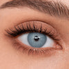A Chelsea Gray é a lente ideal para quem deseja um olhar claro, marcante e sofisticado, com aquele efeito impactante de olhos acinzentados/azulados. Seu tom gray frio possui acabamento luminoso e elegante, criando uma transformação intensa. Ella&Ella - Le