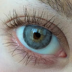 Lente de contato anual com pupila reduzida, Siri Gray.