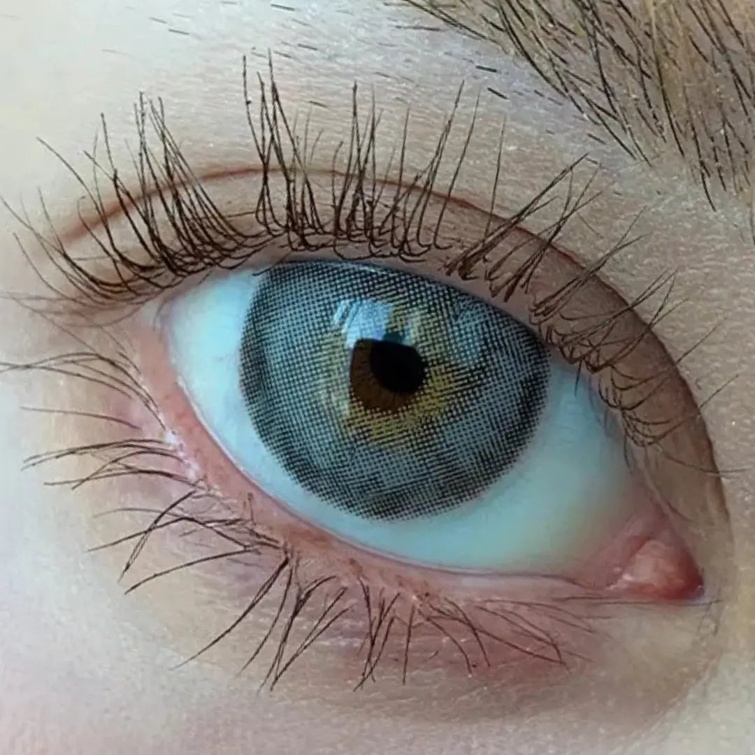 Lente de contato anual com pupila reduzida, Siri Gray.