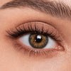 Lente de contato colorida Ella&Ella marrom mel dourado, com aparência vibrante e realista nos olhos, ideal para realçar o olhar com elegância.